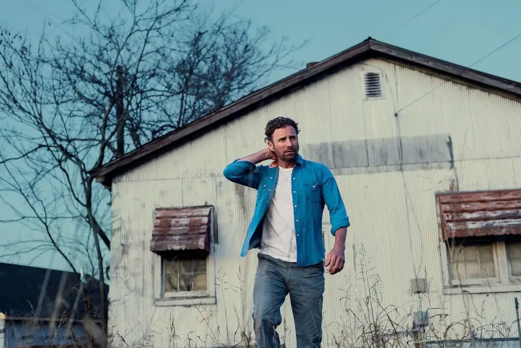 Dierks Bentley performing live