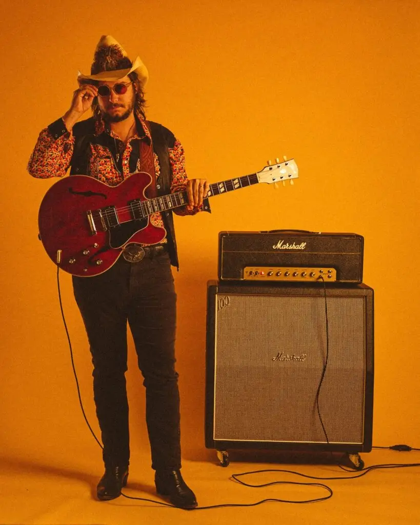 Eddie 9V performing live