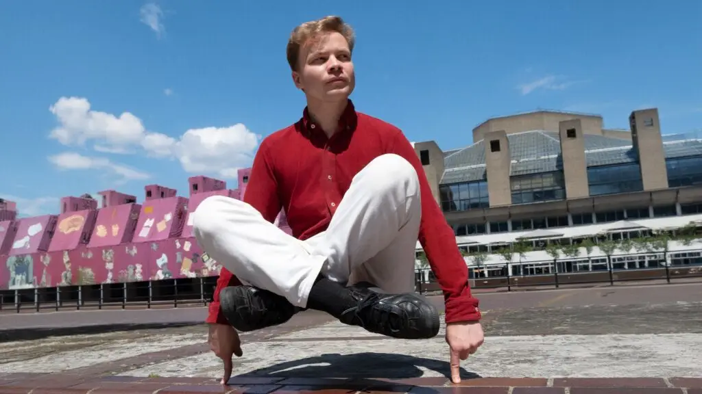 Geordie Greep performing live