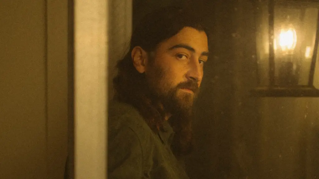 Noah Kahan performing live