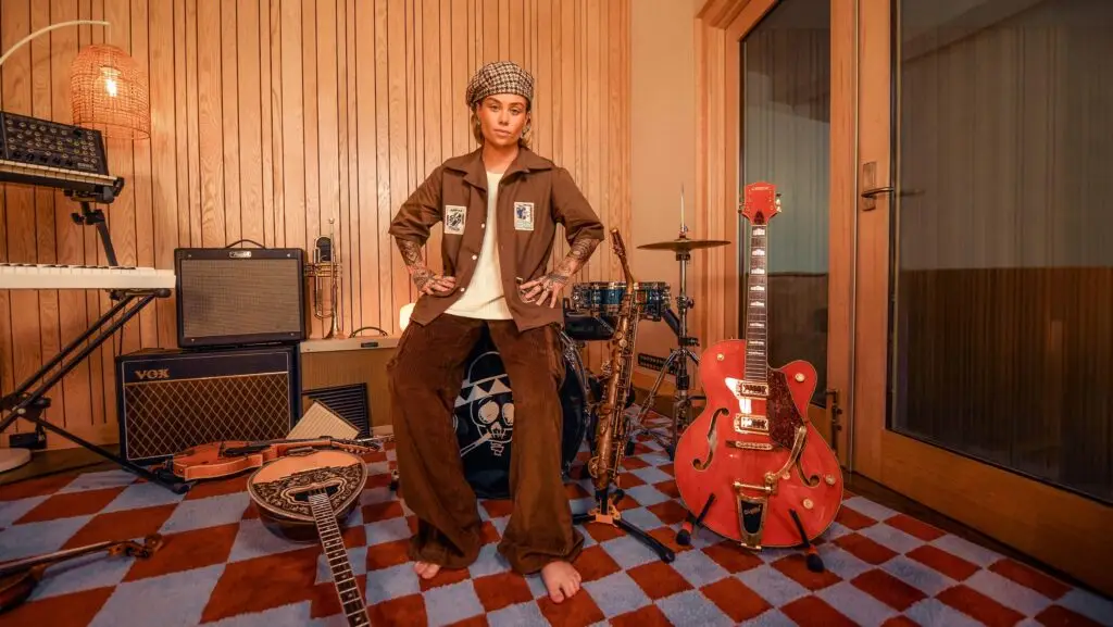 Tash Sultana performing live