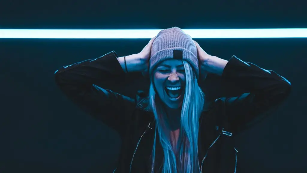 Maddy O'Neal performing live