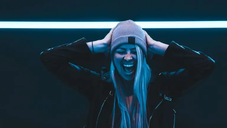 Maddy O'Neal performing live