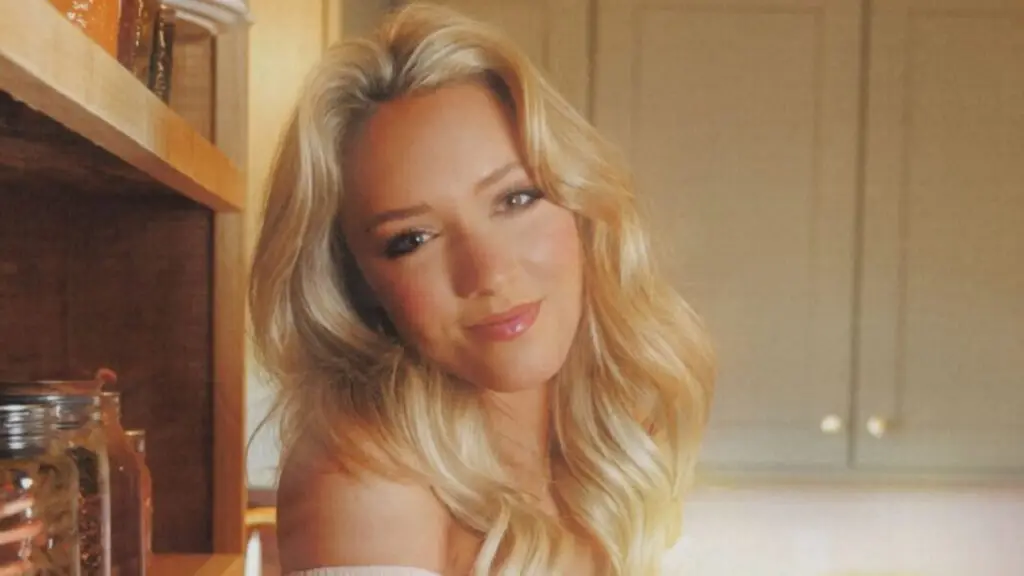Emily Ann Roberts performing live – country singer and The Voice Season 9 runner-up
