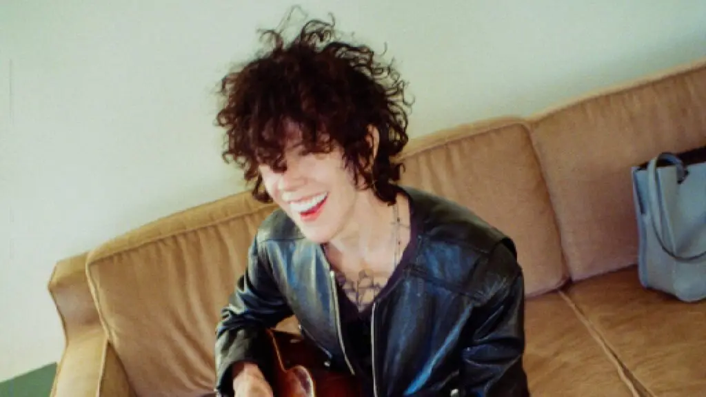LP performs with acoustic guitar, All Is Not Lost Tour 2026