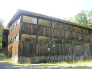 The Bearsville Theater exterior, c. 2007, during the dormant decade between Sally Grossman ownership and Lizzie Vann acquisition