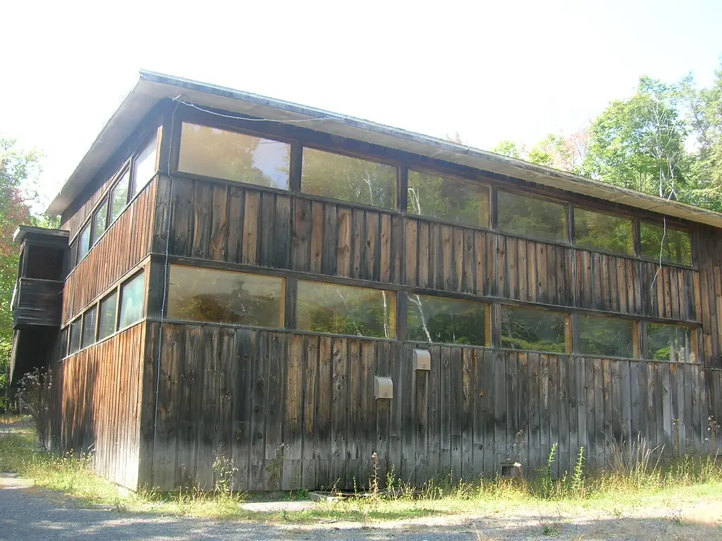 The Bearsville Theater exterior, c. 2007, during the dormant decade between Sally Grossman ownership and Lizzie Vann acquisition