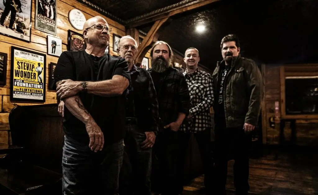 Harvest & Rust performing live, five-piece Neil Young tribute band in rustic music venue