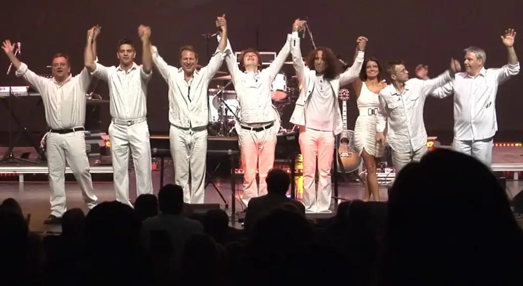 Dreamer – The Supertramp Experience eight-piece band taking a bow on stage at a live concert