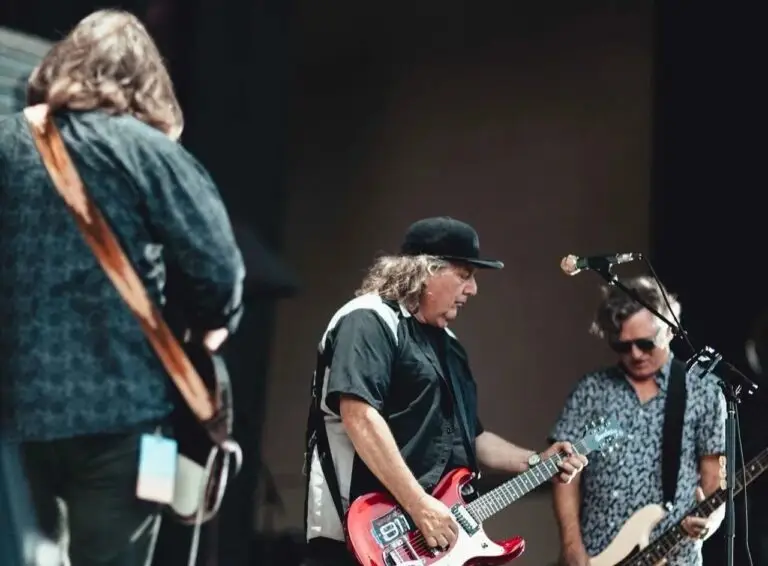 Drivin N Cryin performing live — Kevn Kinney on guitar and vocals at center mic with bassist and drummer
