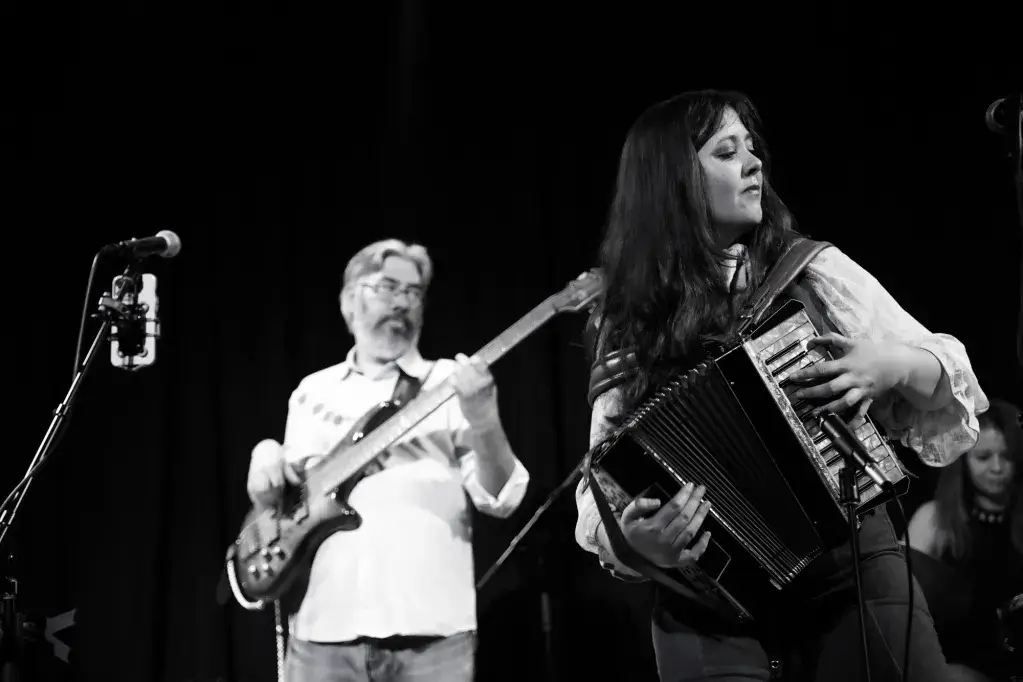 Laura Leigh performing live with accordion at Albany show