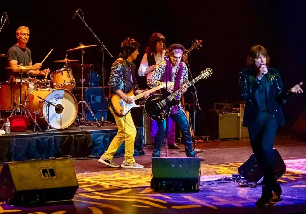 Satisfaction – The International Rolling Stones Show performing live, full band on stage